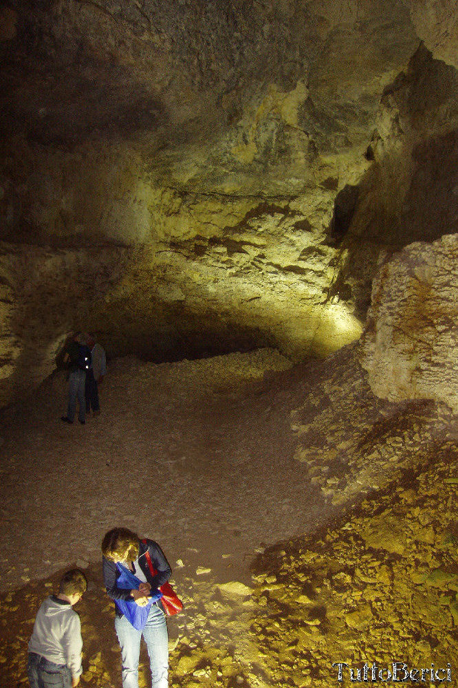 Mossano, Valle dei Mulini, Grotta di San Bernardino